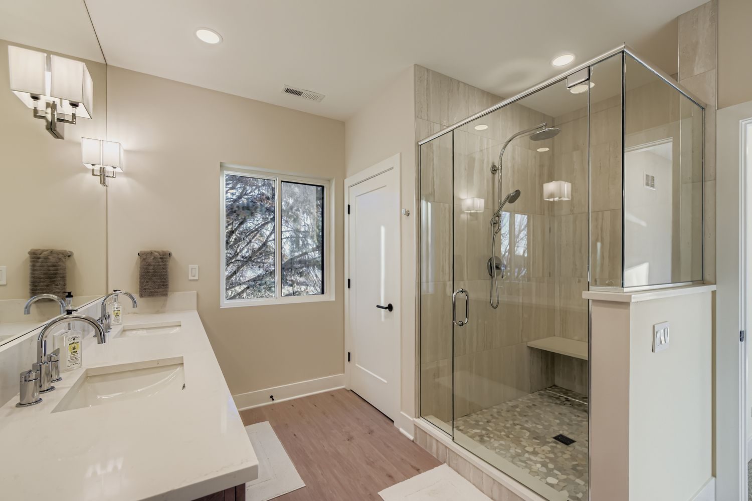 The Chain O'Lakes Lakehouse — 2nd Floor Primary Bathroom