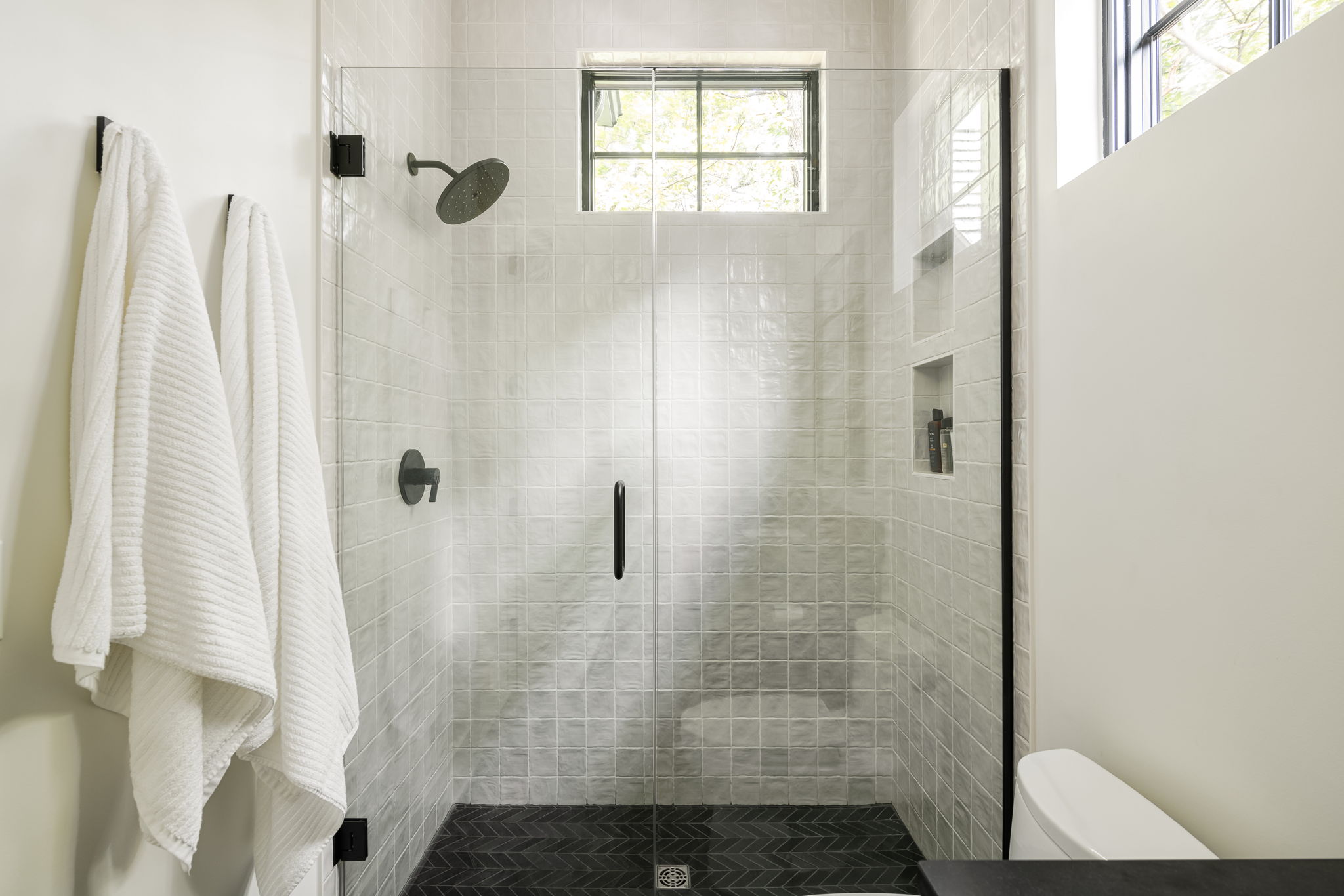 The Chain O'Lakes Lakehouse — 2nd Floor Primary Bathroom